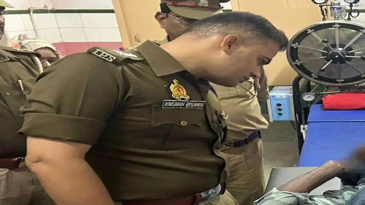 संभल में पुलिस मुठभेड़ के आरोपी से पुछताछ करते एसपी